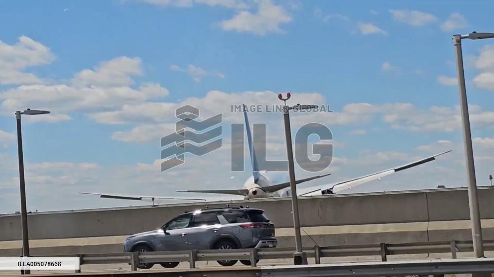 US: United Flight Hits Light Pole and Truck While Landing at Newark Airport