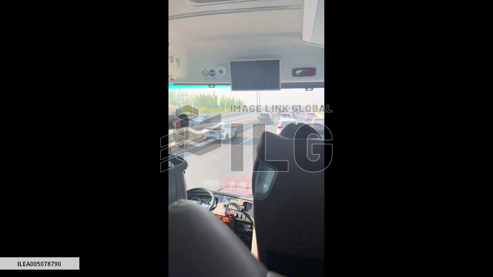 China: Ostrich Spotted Running Alongside Traffic on Bridge in Shanxi