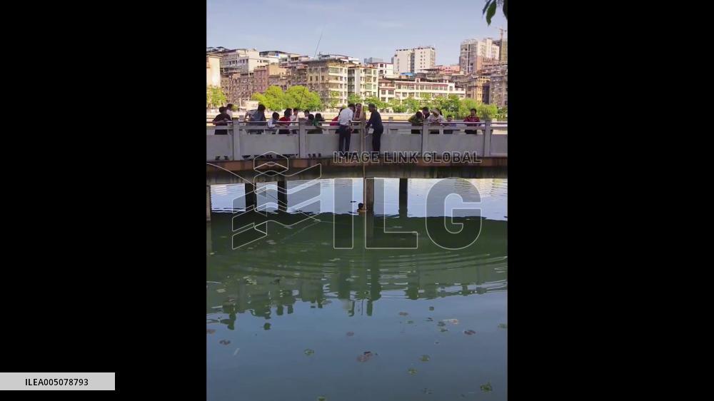 China: Man Jumps Into River to Rescue Drowning Child in Leiyang, Hunan