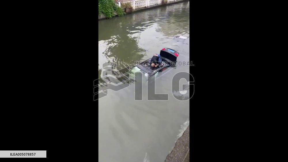China: Man Smashes Car Roof to Save Driver After Vehicle Plunges Into River