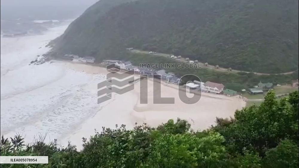 South Africa: Violent Storm Sends Ocean Foam Surging Into Victoria Bay