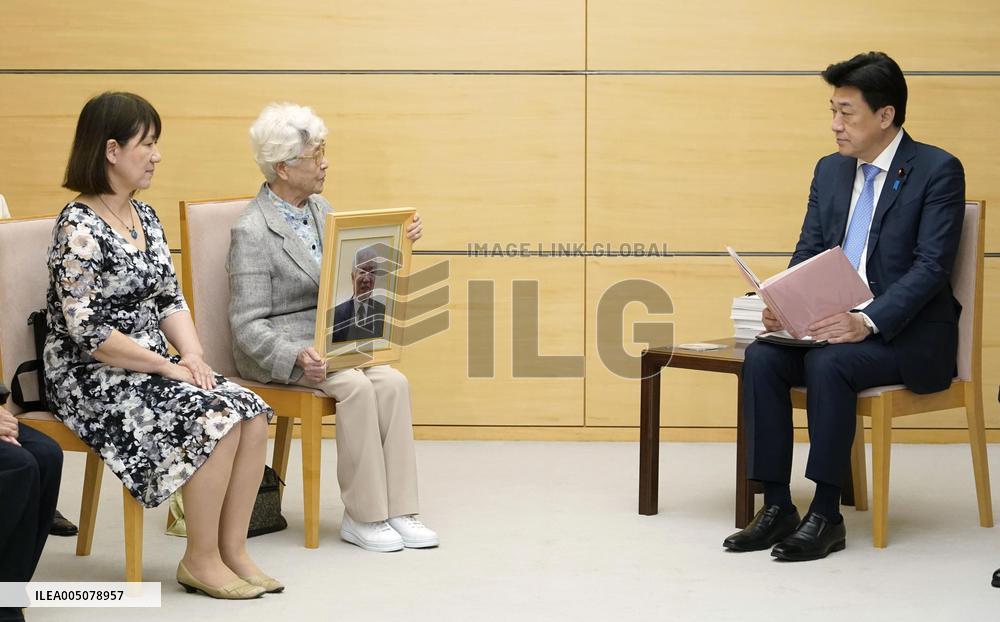Abductee's mother meets with top gov't spokesman