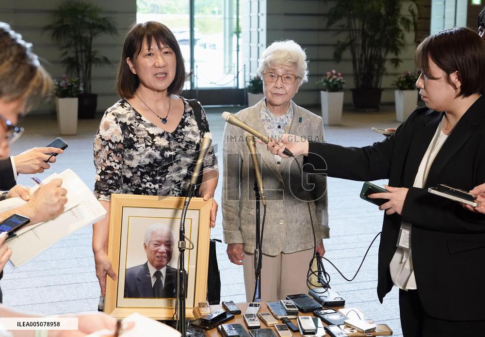 Abductee's mother meets with top gov't spokesman