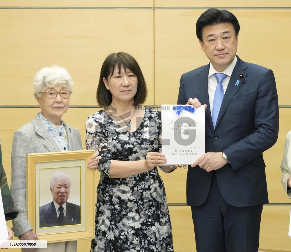 Abductee's mother meets with top gov't spokesman