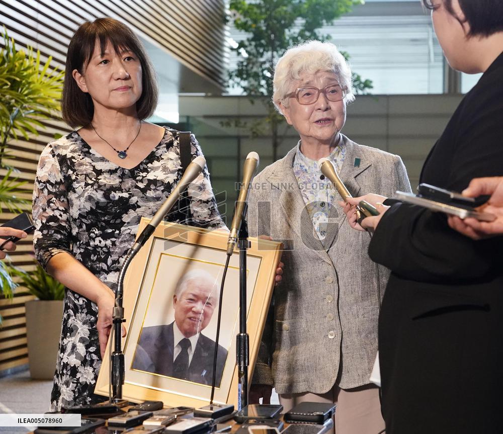 Abductee's mother meets with top gov't spokesman