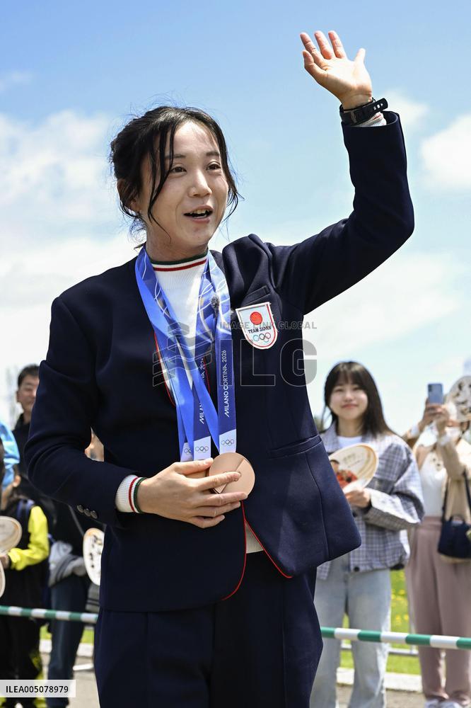 Retired speed skater Takagi in home town parade
