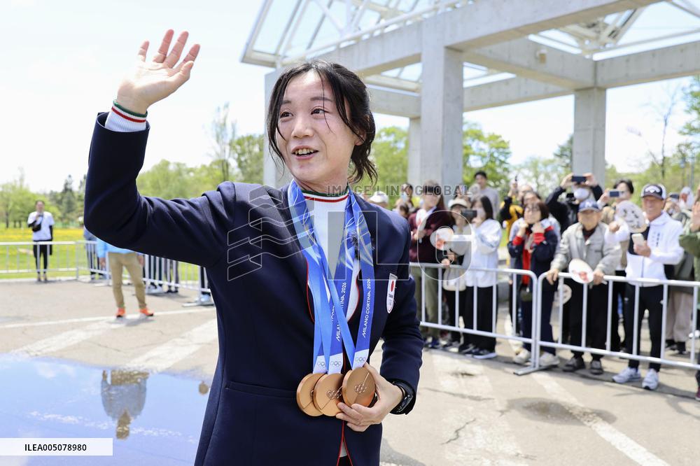 Retired speed skater Takagi in home town parade