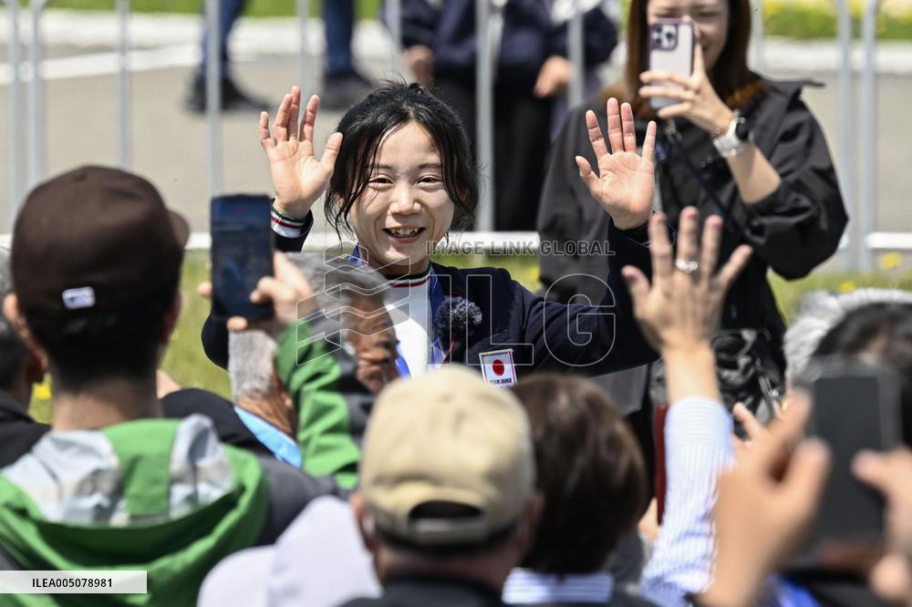 Retired speed skater Takagi in home town parade