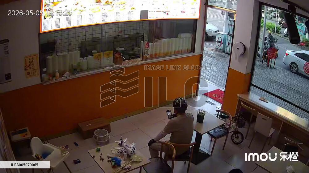 China: Delivery Rider’s Scooter Struck by Car While Waiting for Order in Hunan