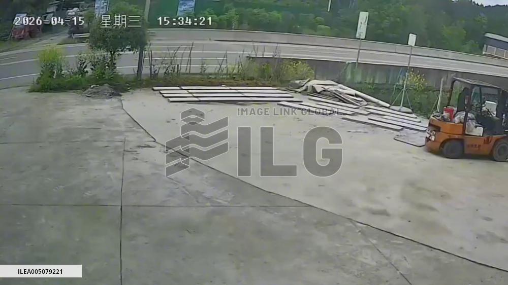 China: Unmanned Forklift Reverses on Its Own and Crashes Into Ambulance