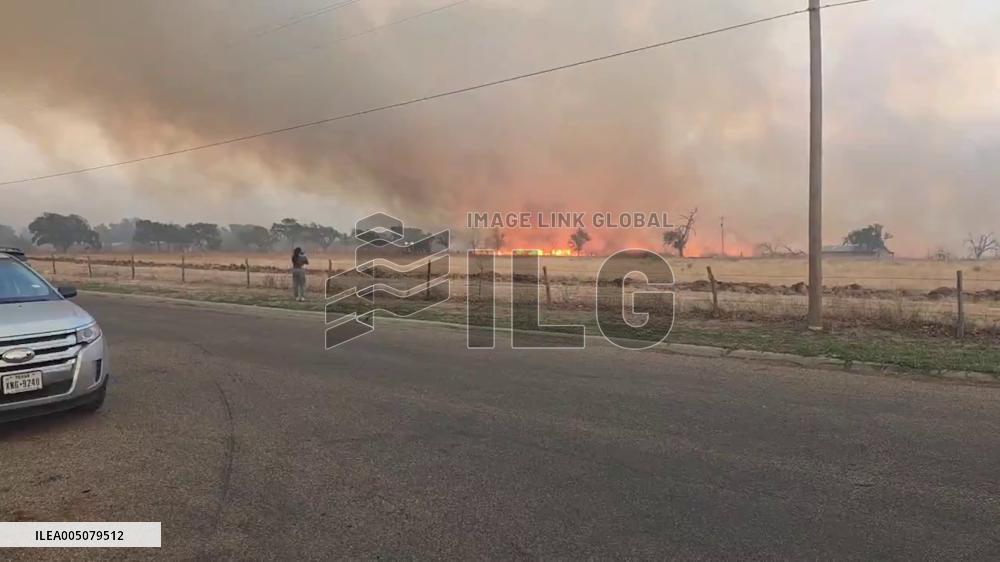 US: Lightning-Sparked Grass Fire Forces Evacuations in Canyon, Texas
