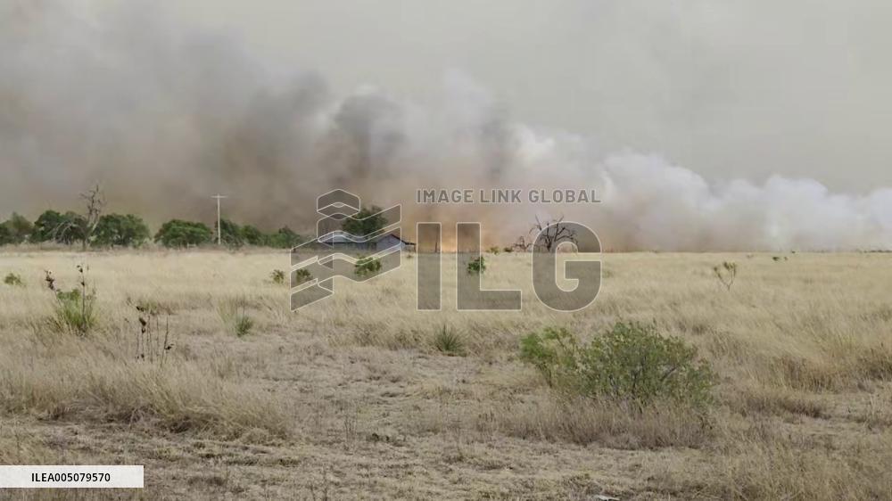 US: Lightning-Sparked Grass Fire Forces Evacuations in Canyon, Texas 3