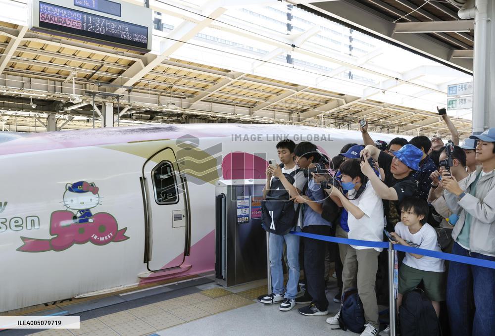 Hello Kitty shinkansen makes final run