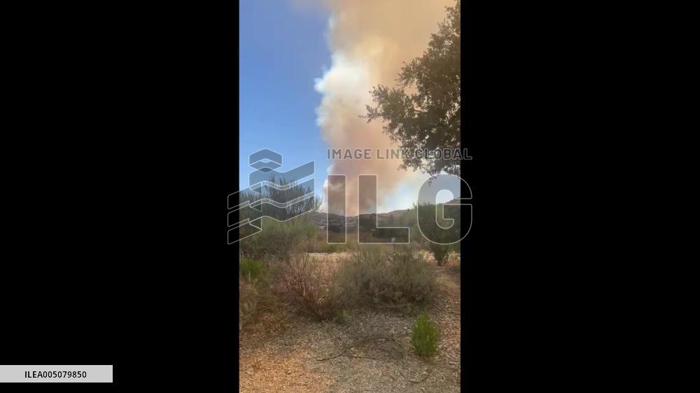 US: Fast-Moving Sandy Fire Burns More Than 800 Acres, Prompting Evacuations 6