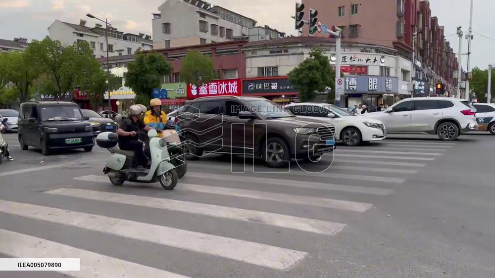 China: Bystanders Smash Window to Rescue Unconscious Driver in Jiangsu