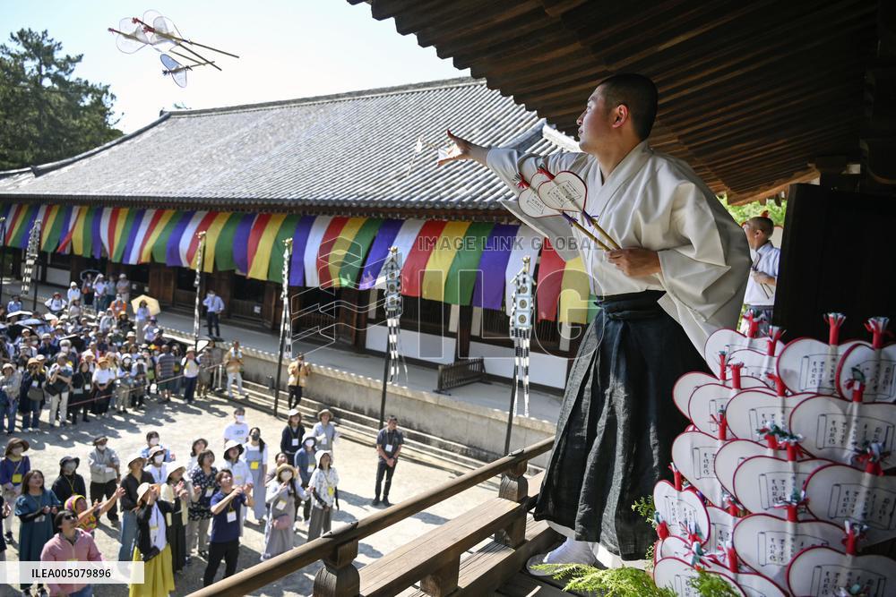 Fan-throwing ceremony at western Japan temple