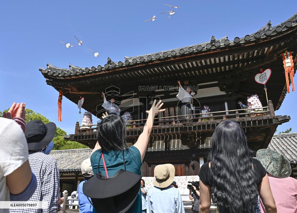 Fan-throwing ceremony at western Japan temple
