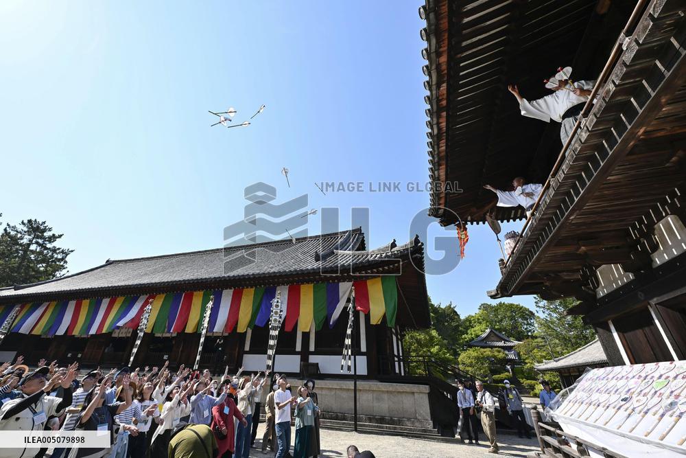 Fan-throwing ceremony at western Japan temple