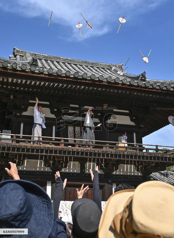Fan-throwing ceremony at western Japan temple