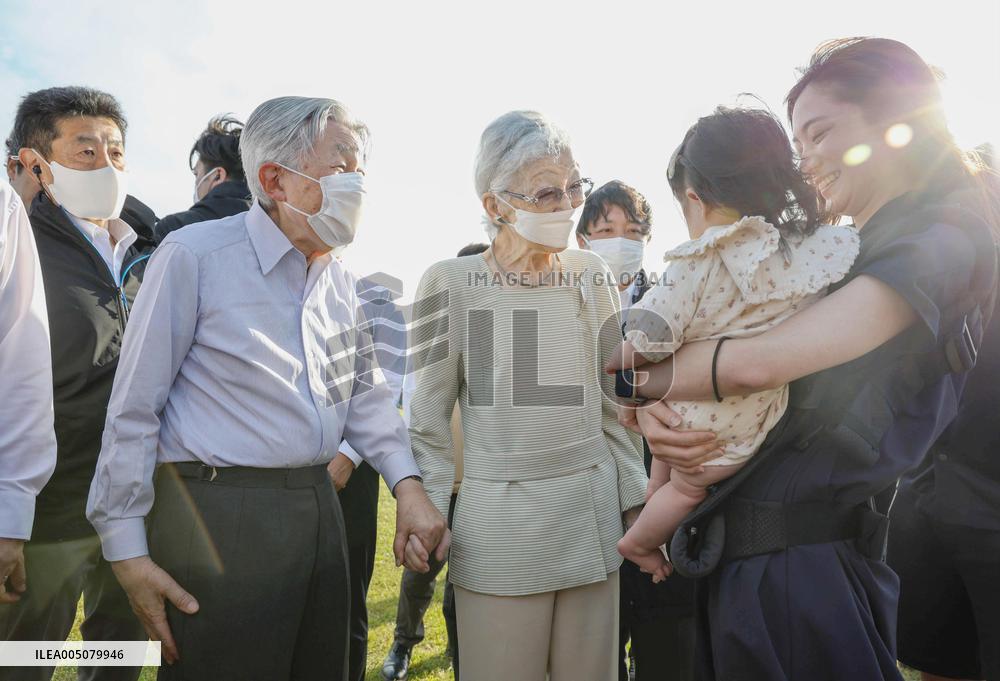Ex-Emperor Akihito stays at imperial villa in Hayama