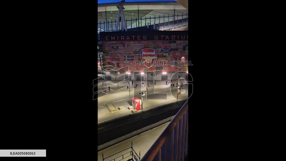 UK: Arsenal Fans Celebrate First Premier League Title in 22 Years Outside Emirates Stadium