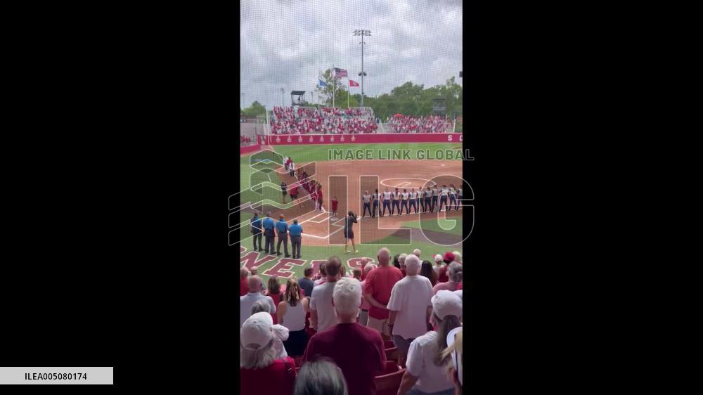 US: Crowd Helps Boy Finish National Anthem at Oklahoma Softball Game