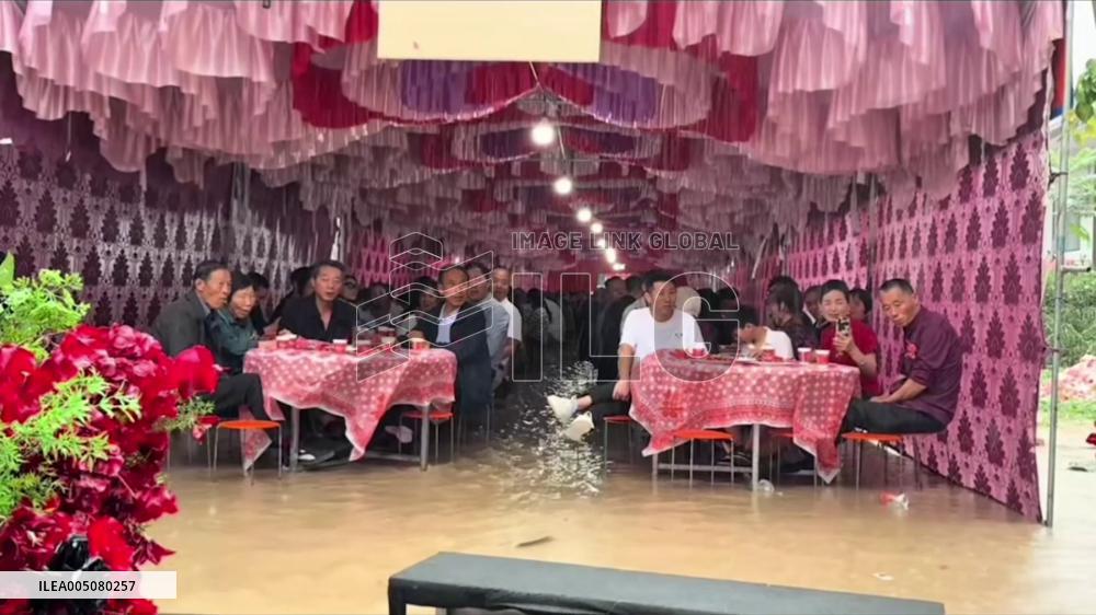 China: Wedding Feast Carries On as Heavy Rain Floods Venue in Shaanxi