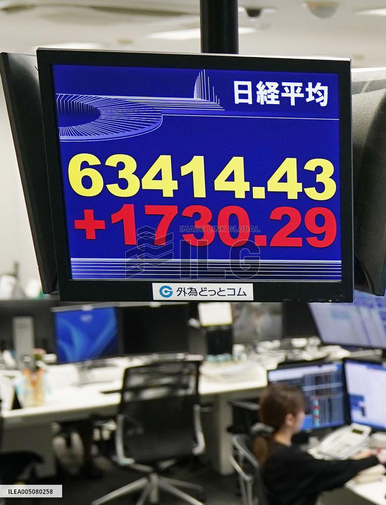 Tokyo stocks surge