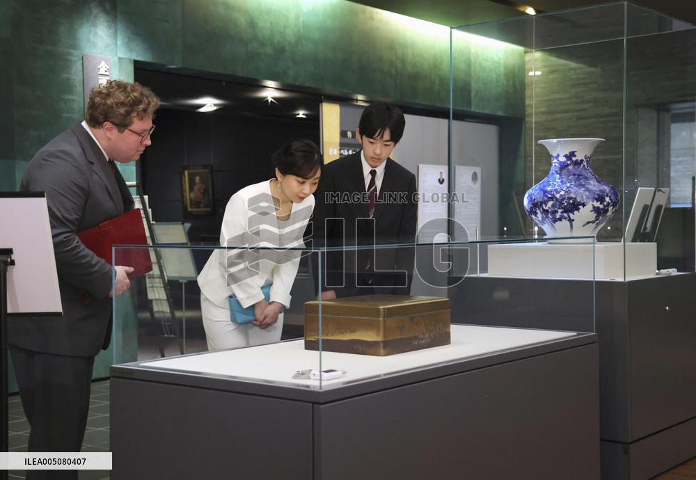 Princess and Prince at exhibition