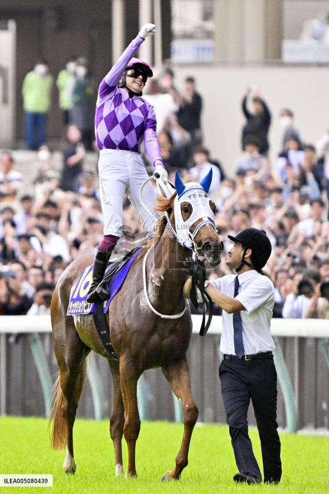 Horse racing: female jockey wins Japanese Oaks