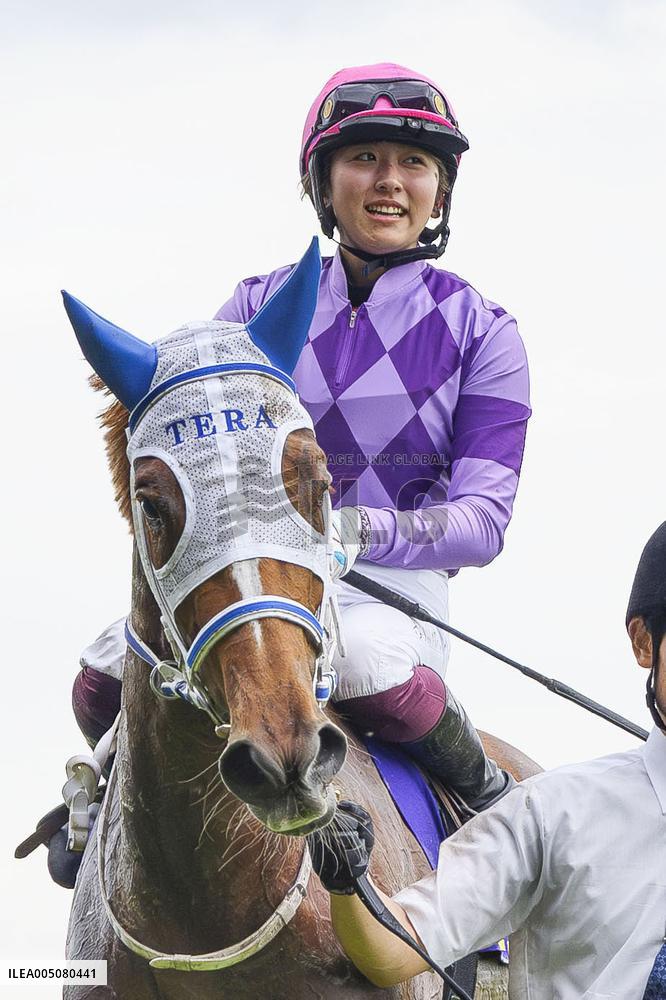 Horse racing: female jockey wins Japanese Oaks