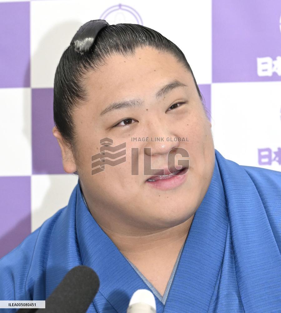 Sumo: Wakatakakage after Summer Grand Sumo Tournament win
