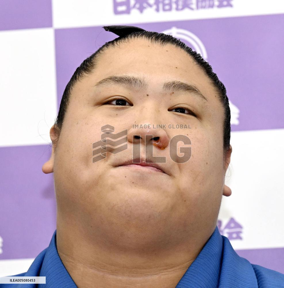 Sumo: Wakatakakage after Summer Grand Sumo Tournament win