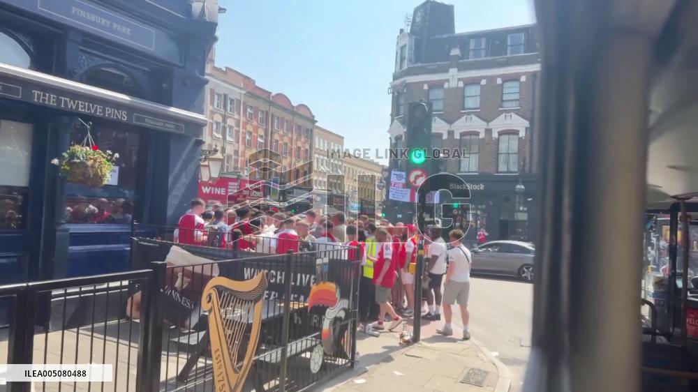 UK: Arsenal Fans Pack Pubs to Watch Final Premier League Match Against Crystal Palace