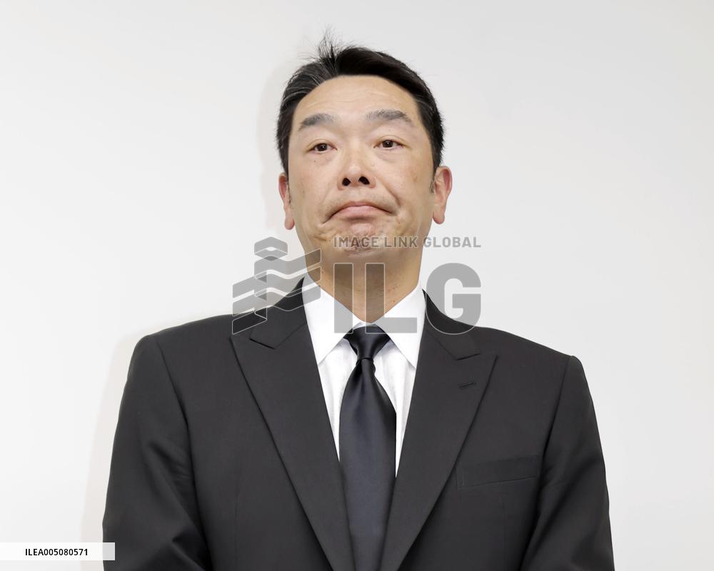 Baseball: Abe resigns as Giants manager
