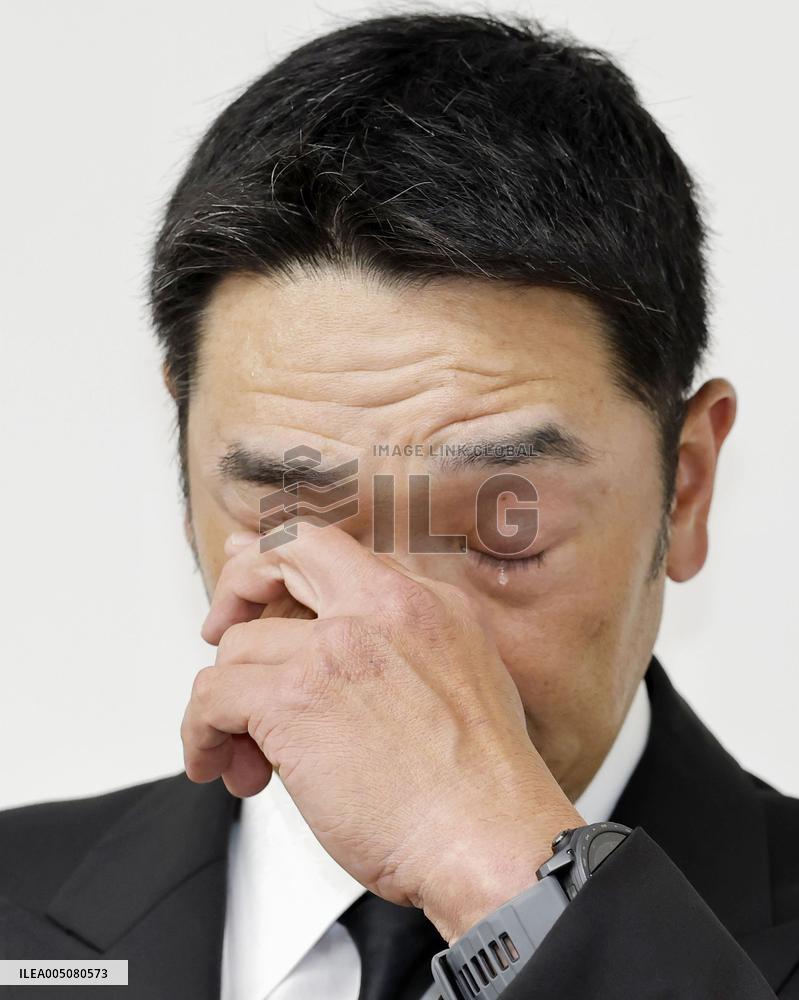 Baseball: Abe resigns as Giants manager