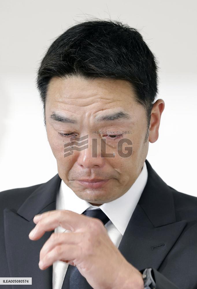 Baseball: Abe resigns as Giants manager