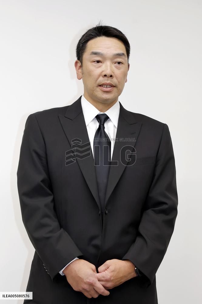 Baseball: Abe resigns as Giants manager