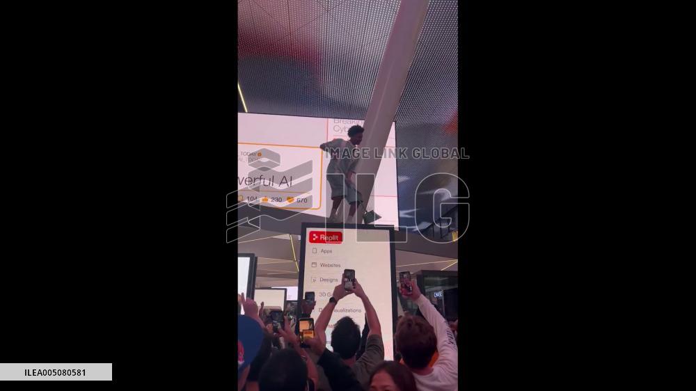 US: Knicks Clinch NBA Finals Berth, Fans Pour Into NYC Streets to Celebrate
