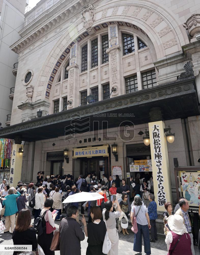 Last performance at 103-year-old Osaka theater