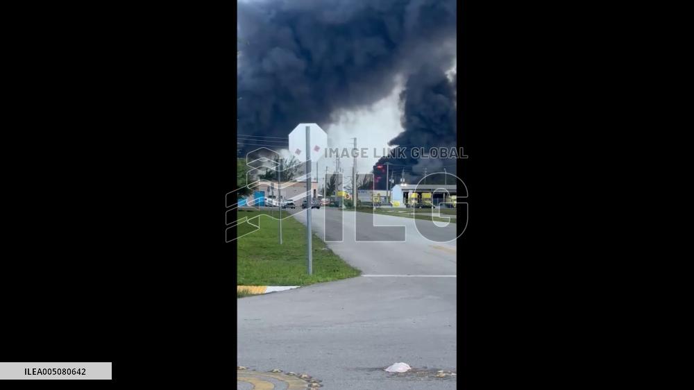 US: Massive Junkyard Fire Breaks Out in Opa-locka, Prompting Evacuations 2