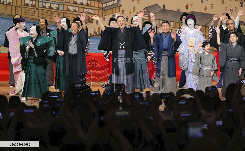 Last performance at 103-year-old Osaka theater