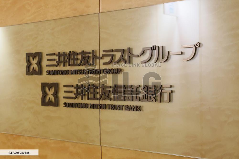 Sumitomo Mitsui Trust Bank sign and logo