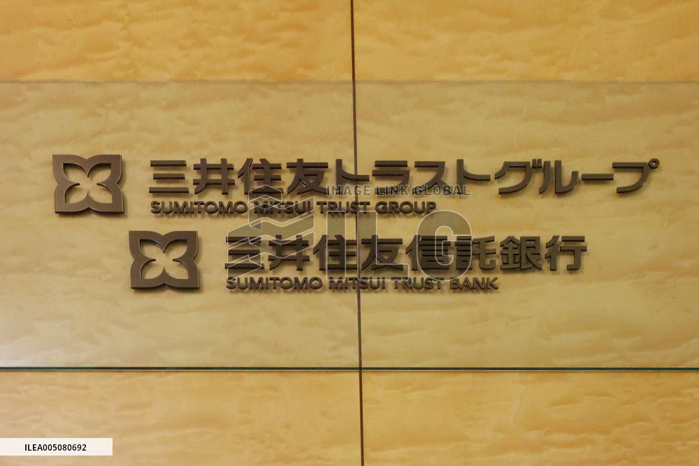 Sumitomo Mitsui Trust Bank sign and logo