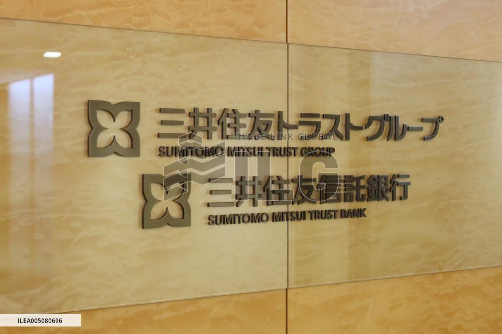Sumitomo Mitsui Trust Bank sign and logo