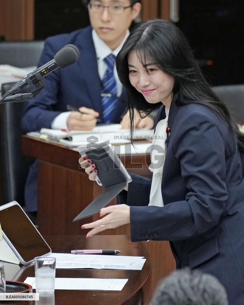 Hearing-impaired lawmaker at Japan parliament session
