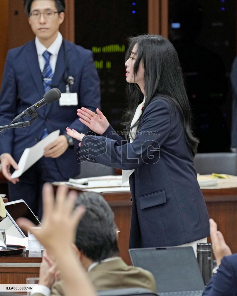 Hearing-impaired lawmaker at Japan parliament session