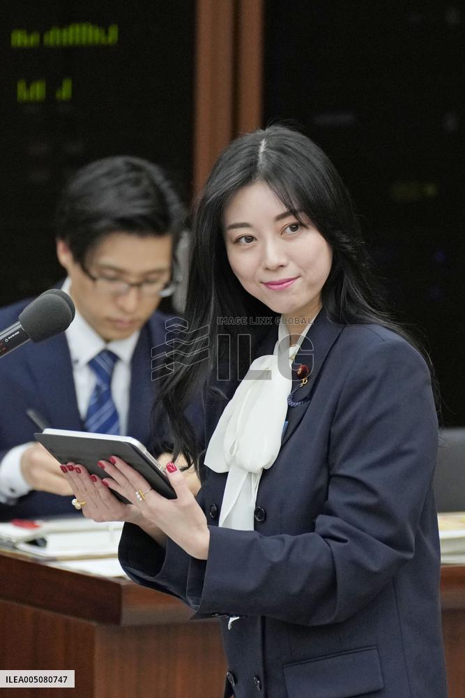 Hearing-impaired lawmaker at Japan parliament session