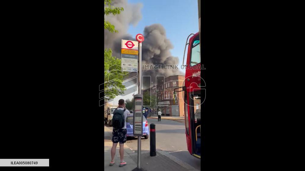 UK: Large Fire Breaks Out Behind Jewish Supermarket in North London