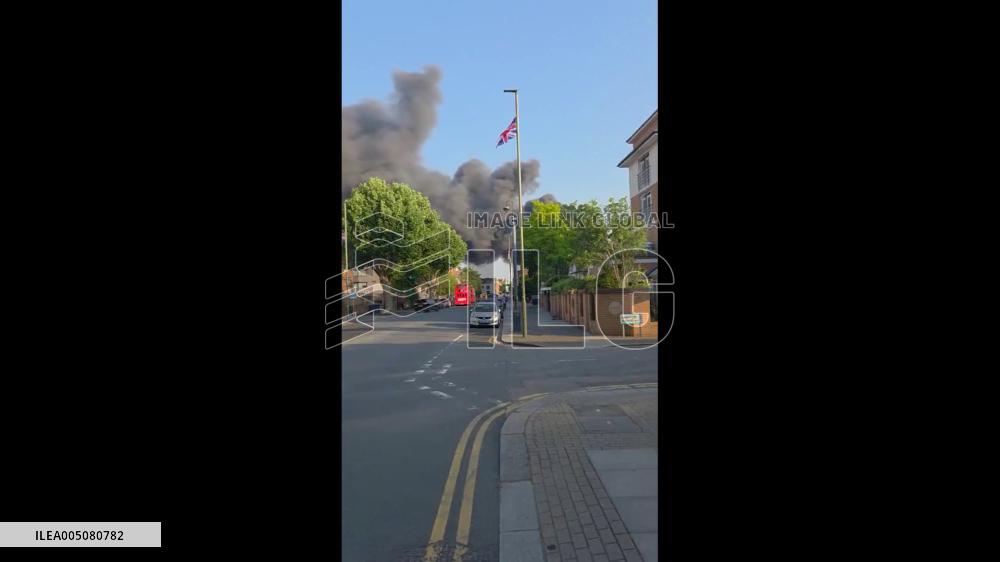 UK: Large Fire Breaks Out Behind Jewish Supermarket in North London 2